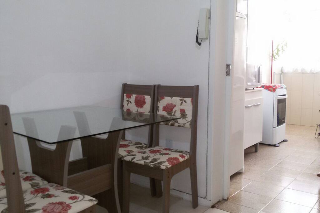 Sala com mesa de jantar