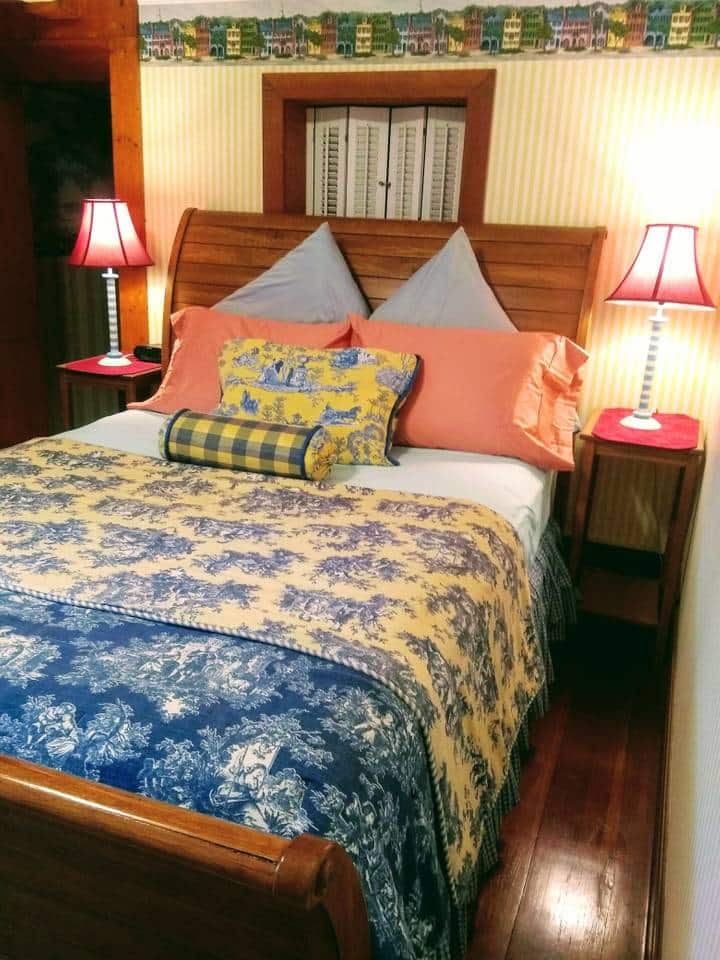 Acogedora suite en el segundo piso con sala de estar escalonada.