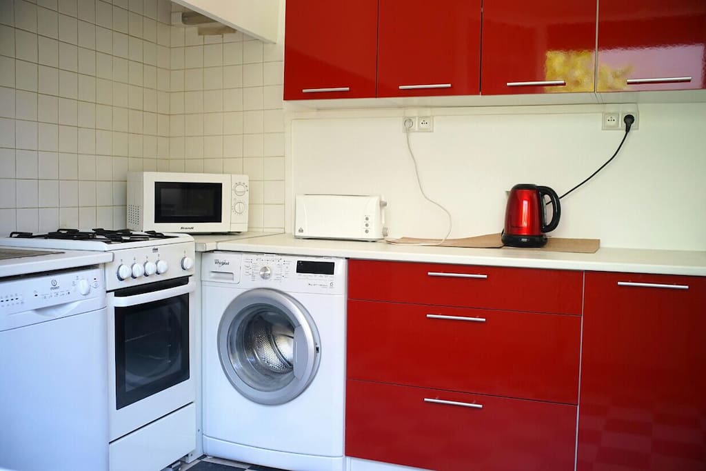 cuisine équipée : lave-vaisselle, micro ondes, cuisinière avec four à gaz, réfrigérateur congélateur, bouilloire électrique, toaster.