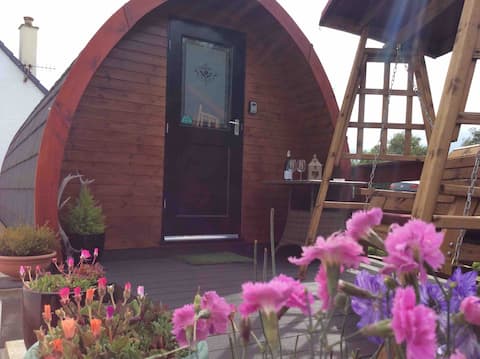 Cosy, comfortable, wooden pod. Room only.