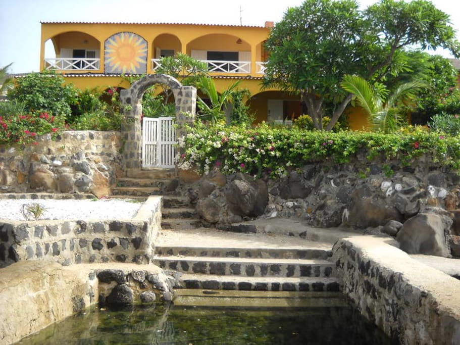 la maison jaune en bord de mer