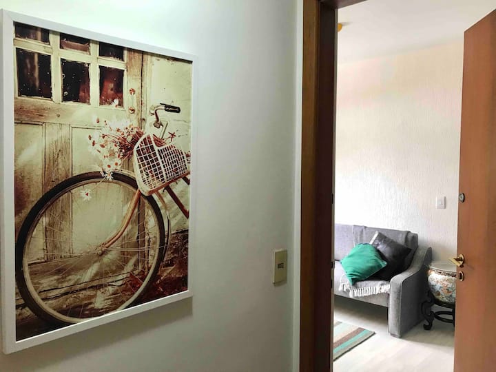 Aconchegante E Bem Localizado. 
Cozy Apartment. - Curitiba