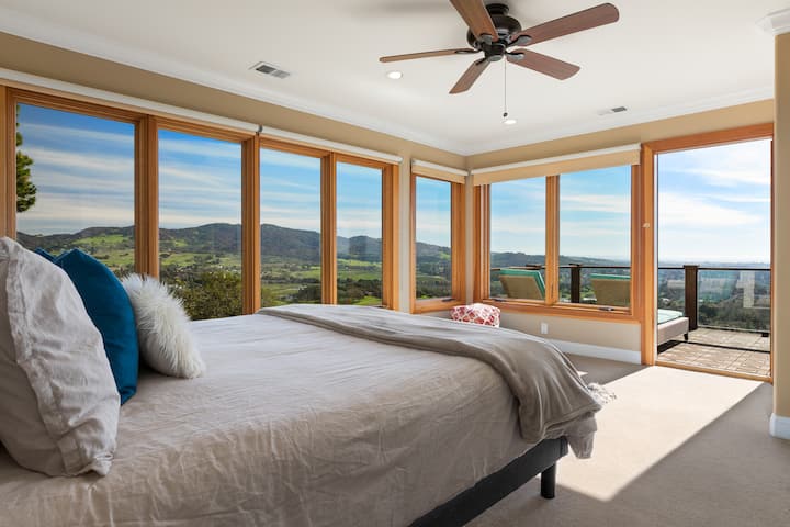 ค้นหาความเป็นส่วนตัวที่เงียบสงบในห้องนอนใหญ่หรูหราพร้อมเตียงคิงไซส์หน้าต่างล้อมรอบระเบียงและห้องน้ำในตัว