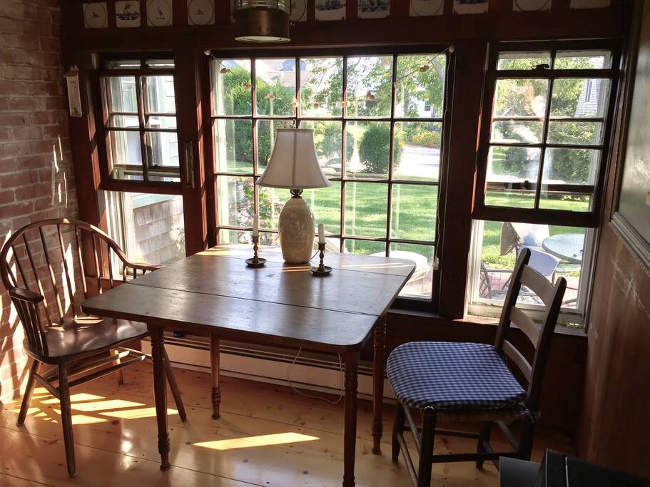 Kitchen dining area