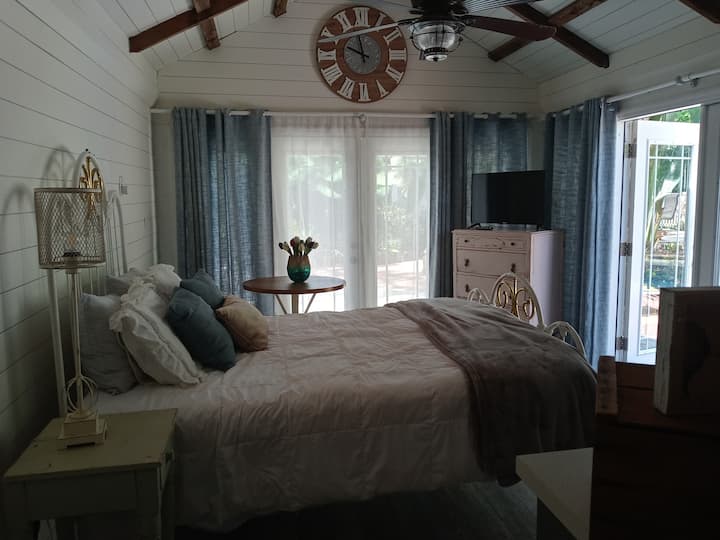 בית בריכה נעים, פרטי, מגודר מבריכה ומרפסת ברביקיו מקורה. כ -3 מטרים מהבית הראשי.