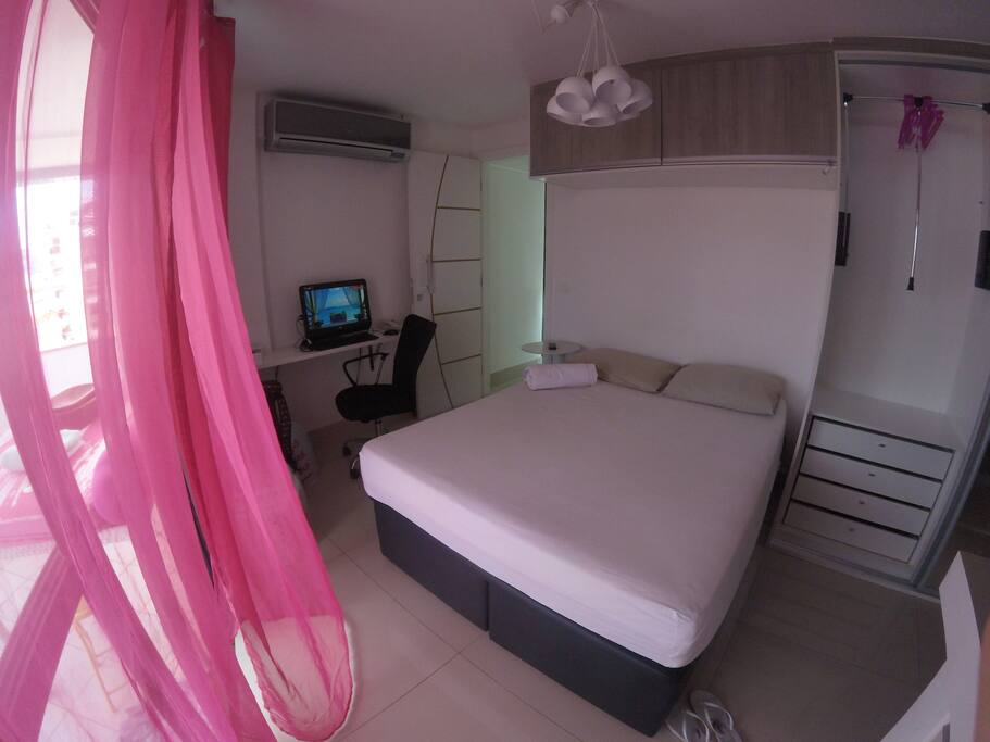 QUARTO 1:
Essa Suíte Fica no 1º andar do Triplex / 1st Floor Room /
Linda e moderna suíte com banheiro todo em vidro, armários e grande varanda privativa e indevassável. Cama Box