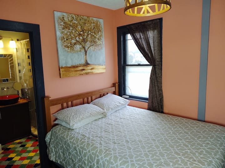 カーディナルルーム、スイートのハーフバスルーム付きの素晴らしいベッド。枕の選択肢がある素晴らしいベッド。 