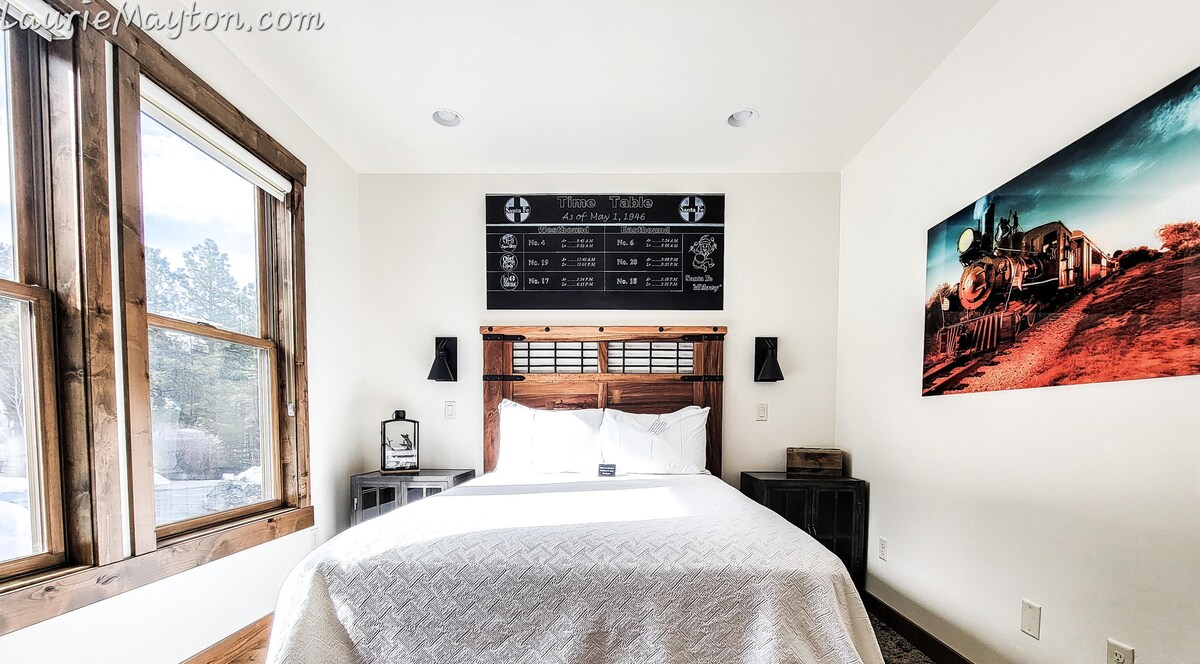 Spálňa s manželskou posteľou Queen na hlavnom pos