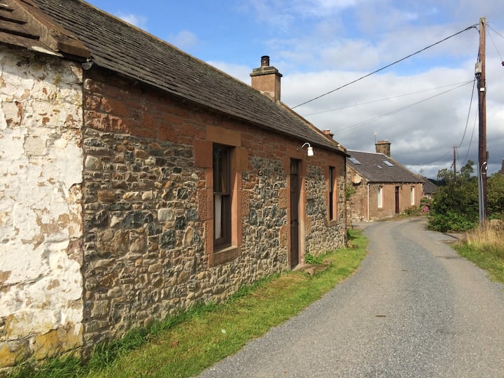 Quirky Country Cottage (Butt n Ben) with Piano Tiny houses for Rent