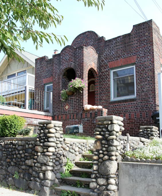 This Spanish-Mission style home was built in 1905 and fully renovated in 2015