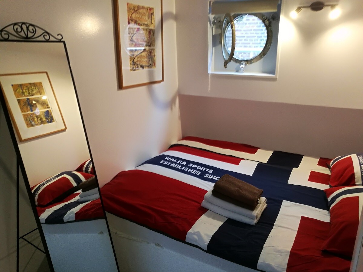 10-stunning-houseboats-airbnbs-on-amsterdam-canals-itsallbee-solo