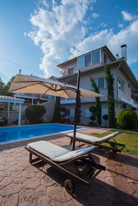 Pineforest Villa pool and BBQ w/ a splash of glam