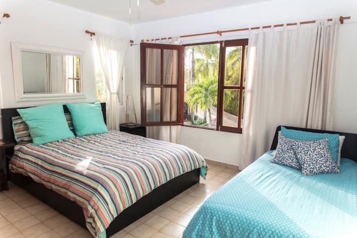 Chumba cha kulala cha 2 (kitanda 1 cha upana wa futi 5 na kitanda 1 cha mtu mmoja kinachobadilika katika kitanda cha watu wawili)