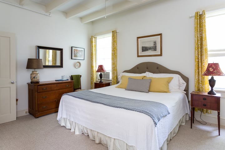 Chumba Mahiri cha kulala kilicho na kitanda cha ukubwa wa King.