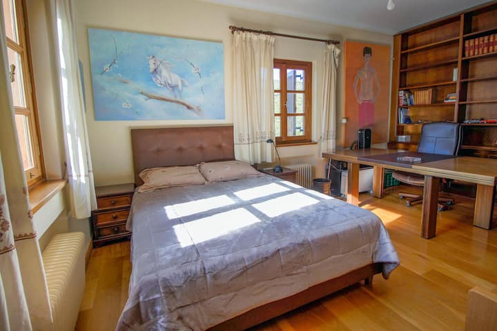 Соба на. Брачен кревет (широк 125 - 149 см). Приватна бања и плакар. Простор на биро. 