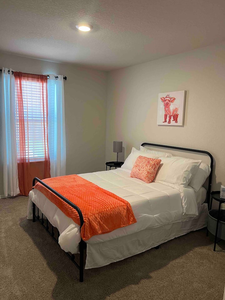 Трета спалня. Коралова стая „прасе “.  Пълно легло. 