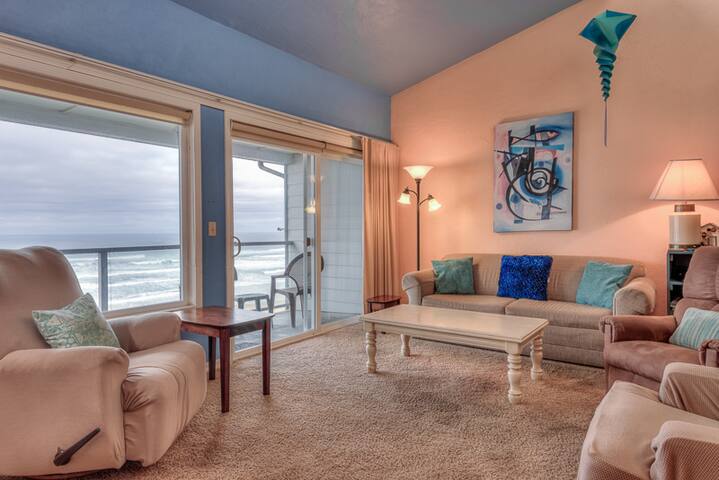 Breathtaking Views From this Condo Sweep North to Yaquina Head Lighthouse!