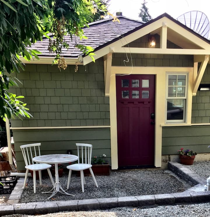 Couple and Family Friendly Private Phinney Cottage Guesthouses for