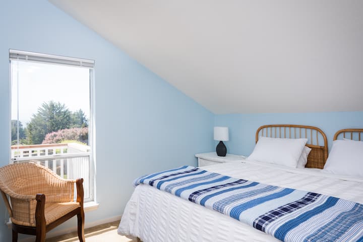 Dhoma e dytë e gjumit lart - krevat dopio "king" dhe pamje nga oqeani. 