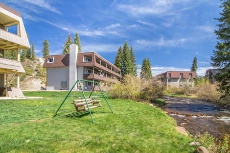 Peaceful condo on river in downtown WP