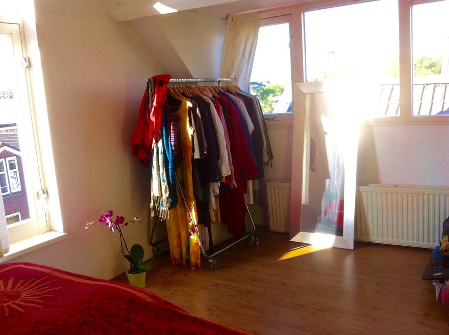 Lichte open slaapkamer met heerlijk bed van 180 x 200
