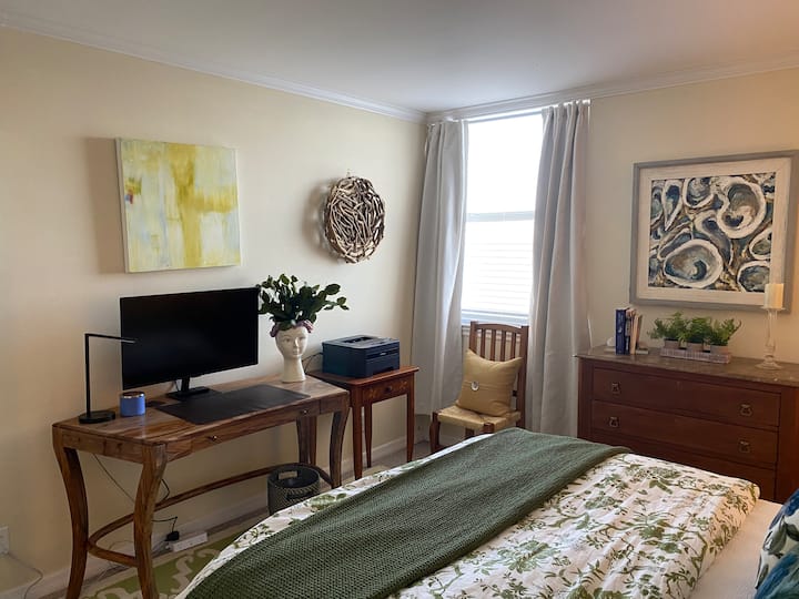 مكتب وشاشة 32 بوصة/تلفزيون وطابعة للعمل أو الاسترخاء.