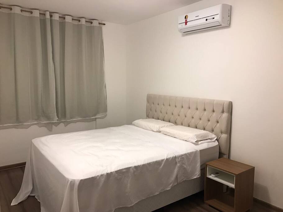 Suíte 01: Com cama de casal super confortável, ar condicionado, cortina e criado mudo.