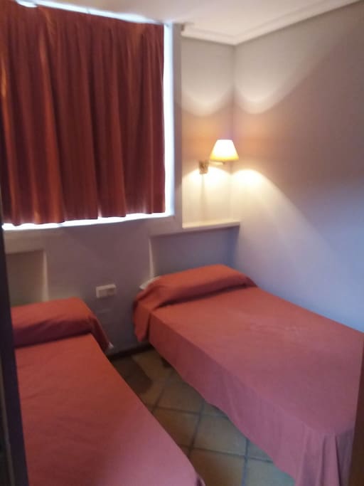 segunda habitación, 2 camas con armario empotrado.