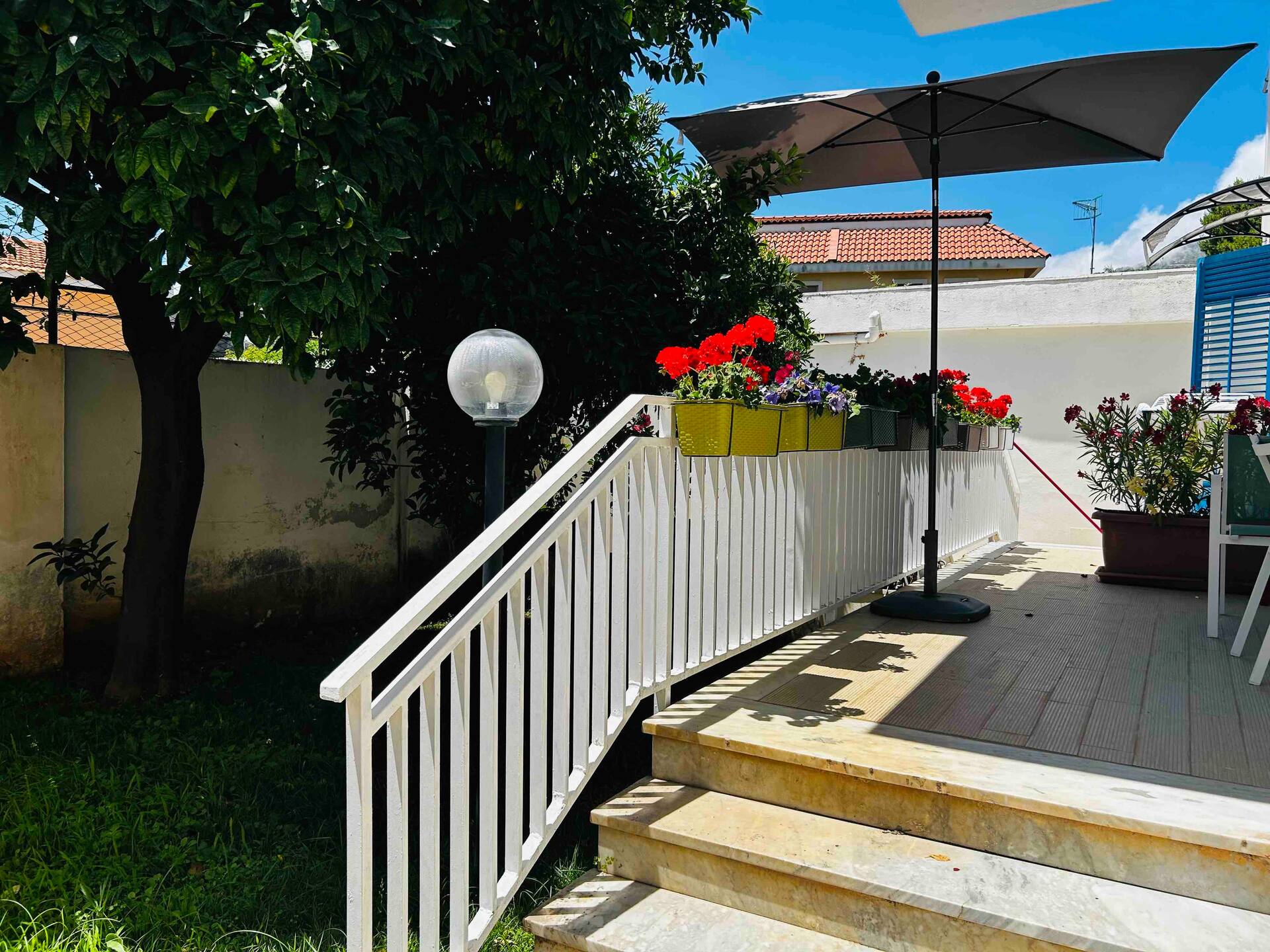 Mondello beach the house with green lawns — photo 3