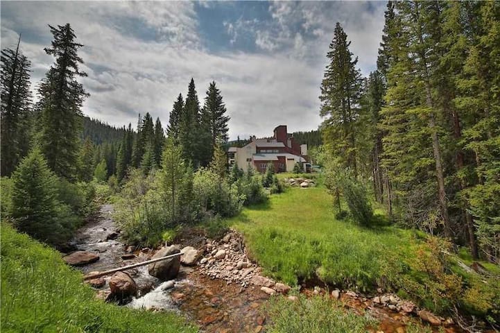 Ski In/Out Condo- Hot Tub, Pool  & Mountain Access