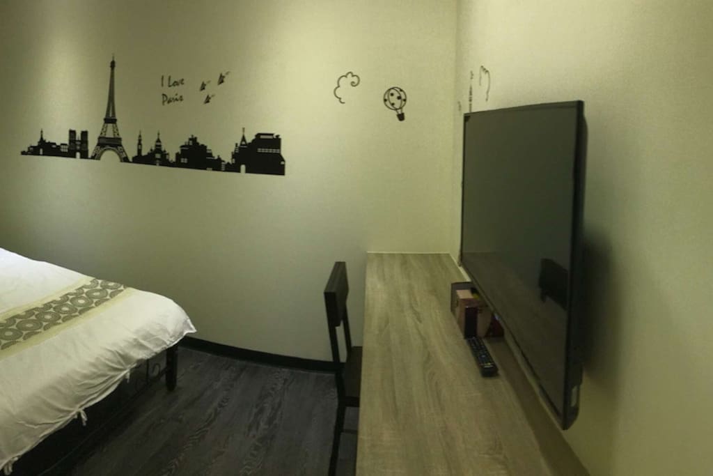 43吋大電視 ,書寫旅遊日誌之小桌平台。