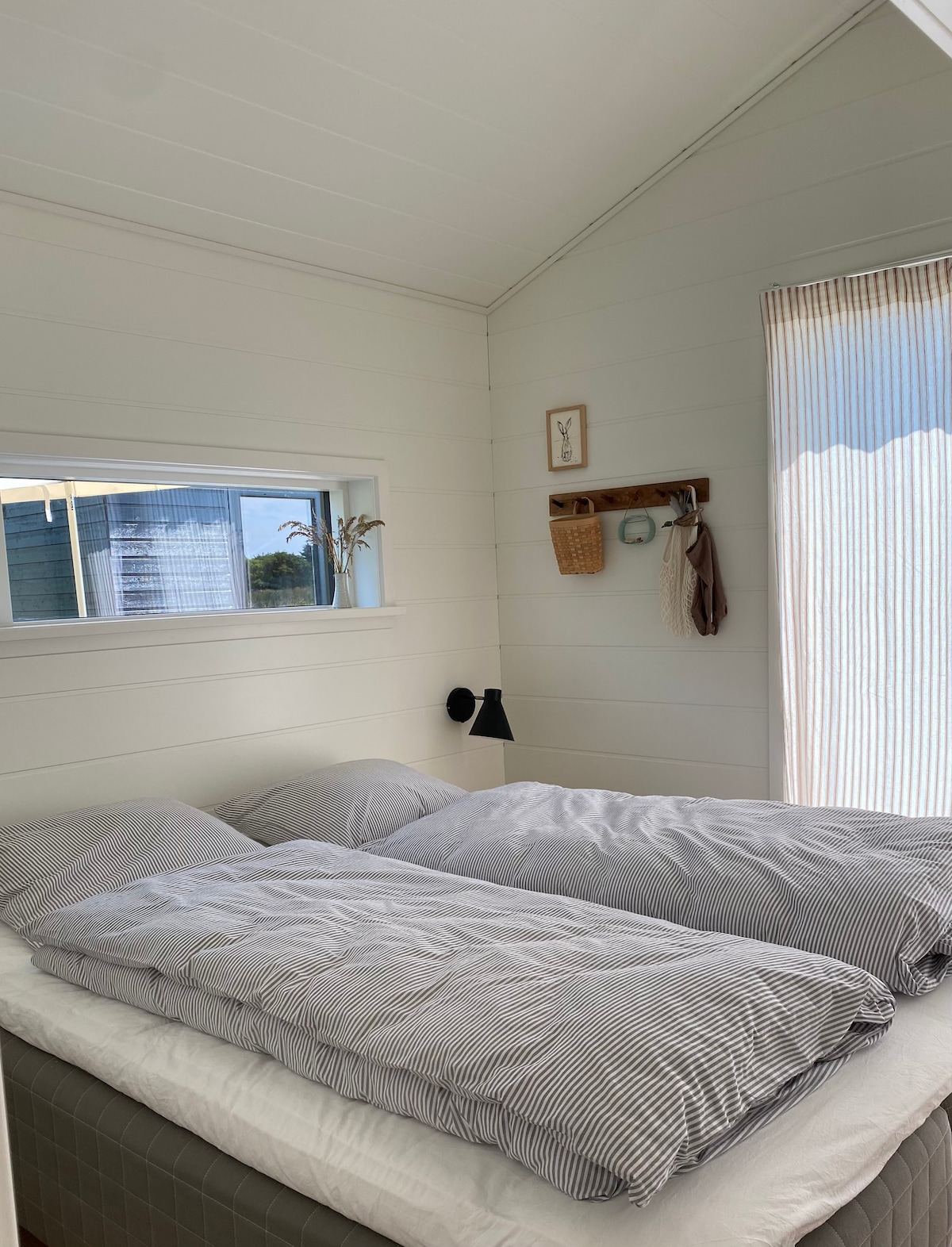 غرفة نوم 2  بسرير مزدوج. تتمتع هذه الغرفة أيضًا بإمكانية الوصول المباشر إلى تراس (إلى الجنوب) وتقع أيضًا في الحمام الصغير الذي يحتوي على دش خارجي جميل.