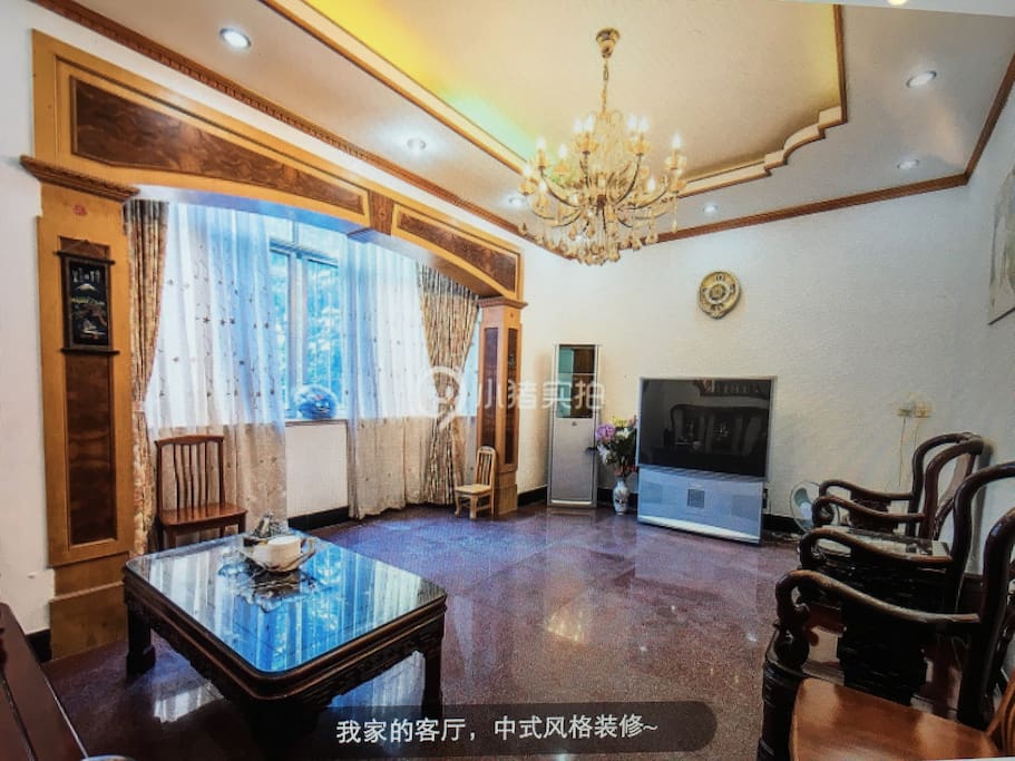 宽敞的客厅。红木家具,浓郁中国风。Traditional Chinese style furniture. Spacious living room.