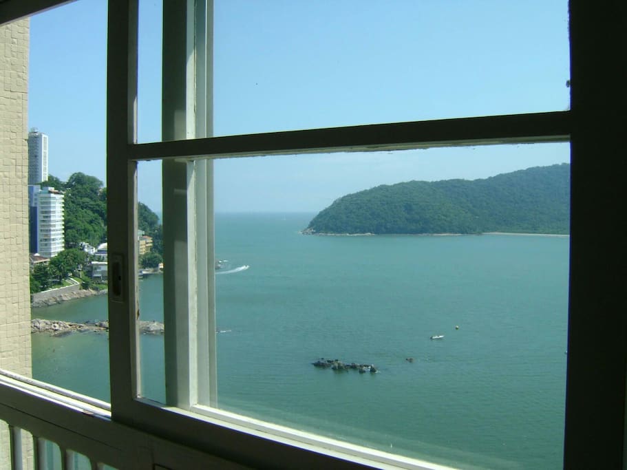 Vista privilegiada dos quartos para Baía de São Vicente, Ponte Pensil, Praia do Gonzaquinha, Biquinha e Ilha Porchat.