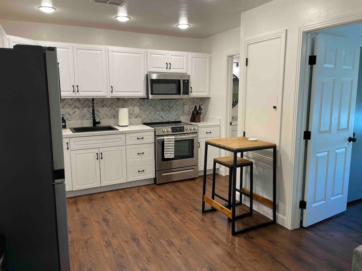 2BR Retreat with Private Entrance - Near The Strip