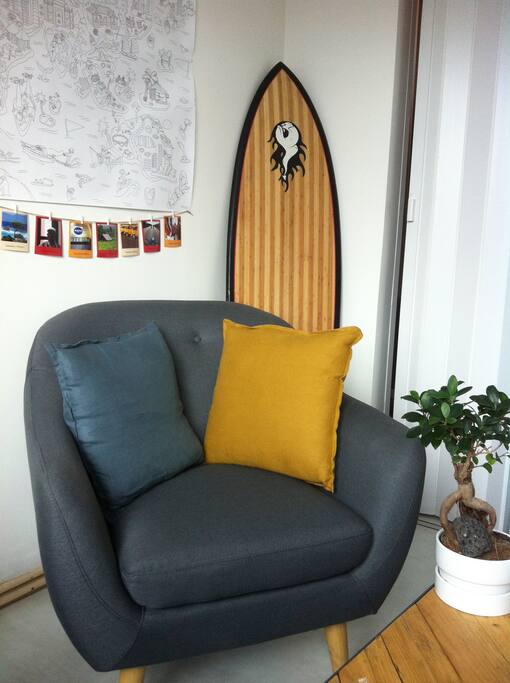 Salon lumineux (plein sud), un canapé 3 places (convertible), un fauteuil, une table basse, une barre de son Bluetooth.