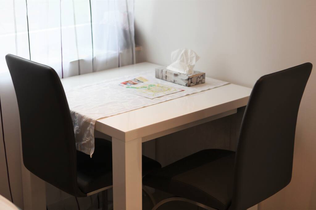 Essecke / Arbeitsplatz (Tisch ist ausziehbar) mit Stadtplan und Münster-Infos