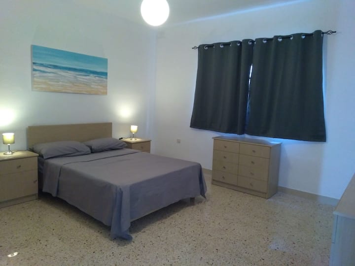 Dormitorio principal con cama matrimonial