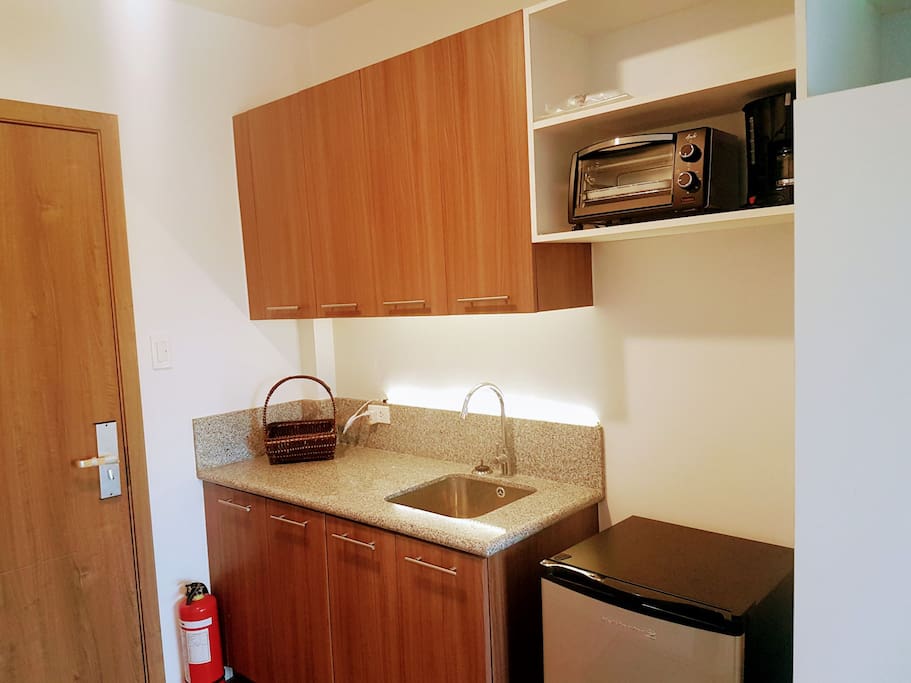 With ref, oven/toaster,coffee maker