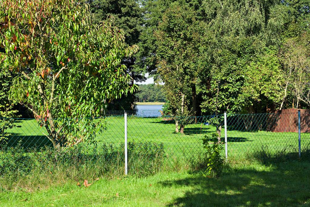 Blick vom Garten zum See