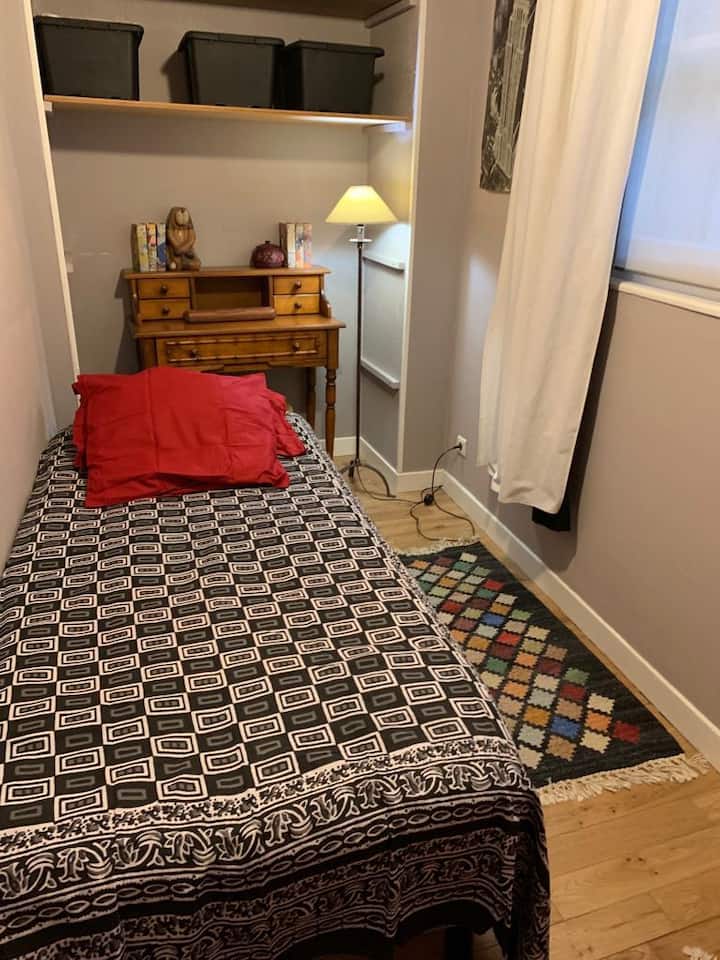 View of the third bedroom with its 90x200 cms single bed. This room can also be used as an office