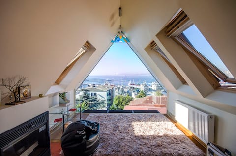 Intimate loft in heritage house. Bay view