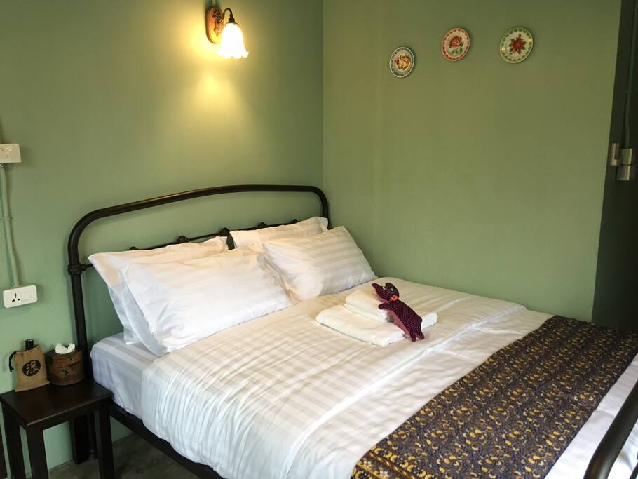 Comfy bed in old style room with Universal Plug and wifi!!!!