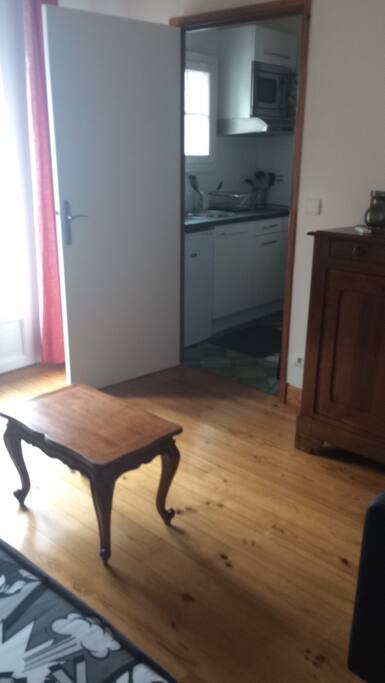 Vue de la cuisine depuis le salon.