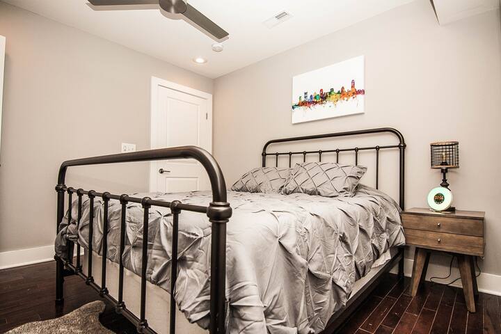 Modern 3 units 5min to DT, 2 Rooftops & Garage! gallery image 5