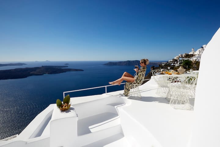 Gitsa Cliff Luxury Villa, Volcano View, Jacuzzi