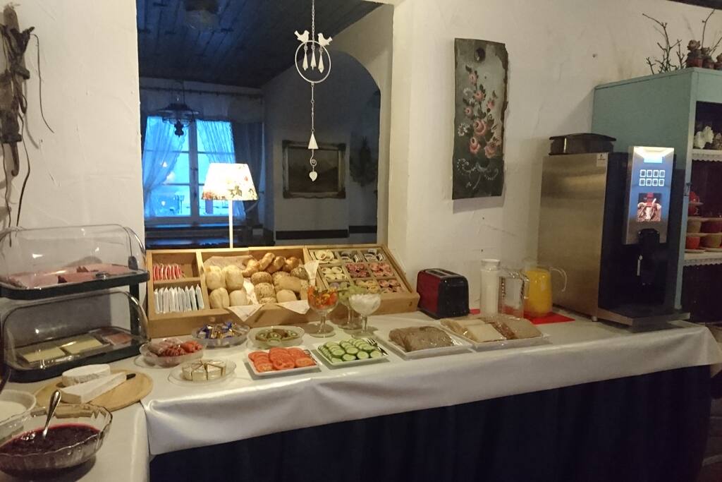 Een uitgebreid ontbijtbuffet is inbegrepen in de kamerprijs.