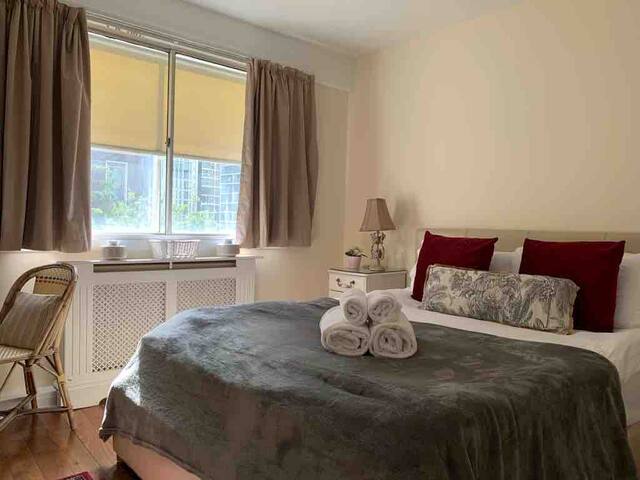 A lovely 3 bedroom apartment in kensington gallery image 4