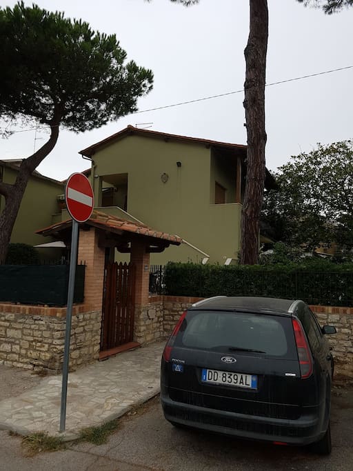 vista casa dalla strada