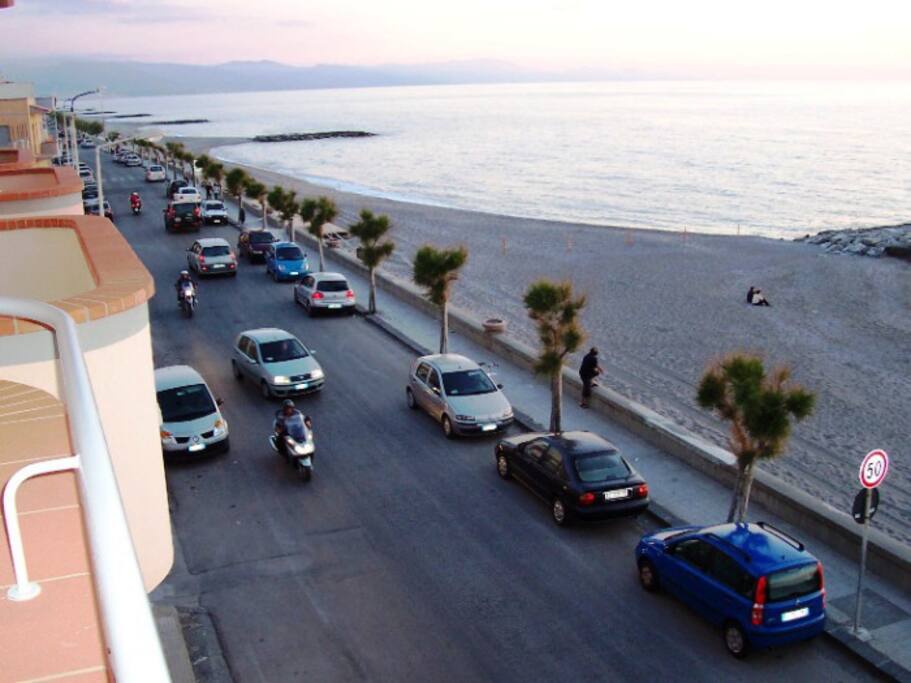 Seaside view from the balcony / Vista del lungomare dal balcone